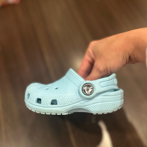 light blue crocs size 5 toddlers - Picture 2 of 3